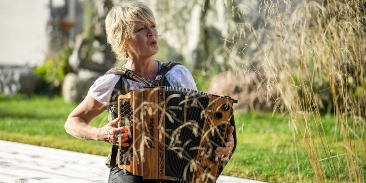 Andrea Lerpscher mit ihrer Harmonika