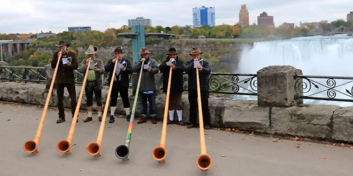 Ralf Denninger und seine Unterländer Alphorn-Bläser