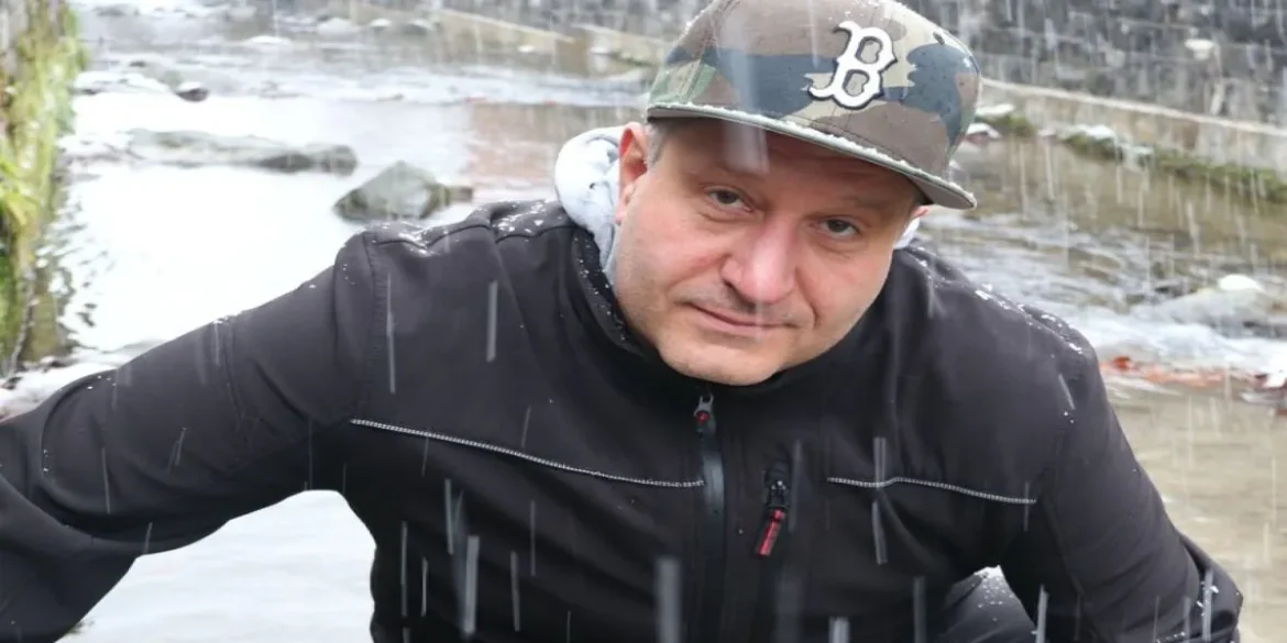 Andreas Mader bei der Goldsuche in einem Bach im Westallgäu